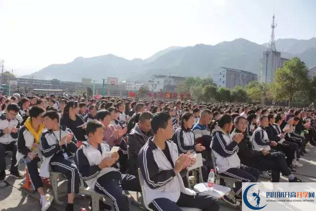 安仁中學(xué)的學(xué)費(fèi)收費(fèi)標(biāo)準(zhǔn)是什么？