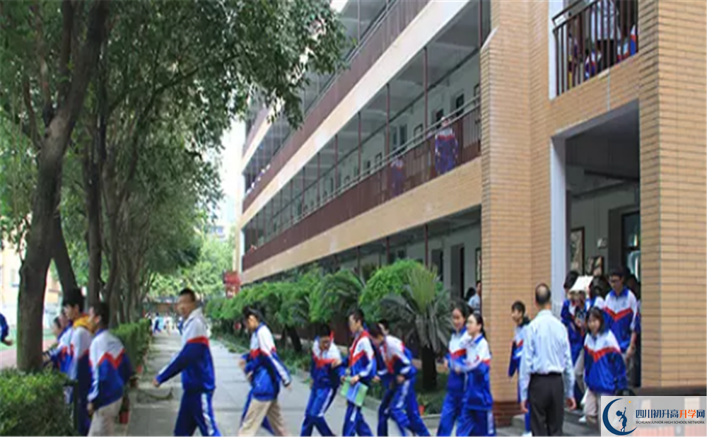 成都大學(xué)附屬中學(xué)的學(xué)費(fèi)大概多少？