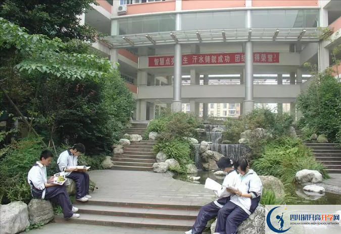 四川師范大學(xué)附屬中學(xué)一年的學(xué)費(fèi)是多少？