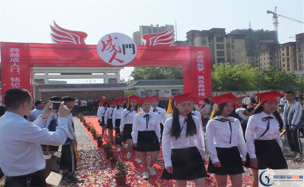 淮口中學(xué)的學(xué)費(fèi)大概是多少？