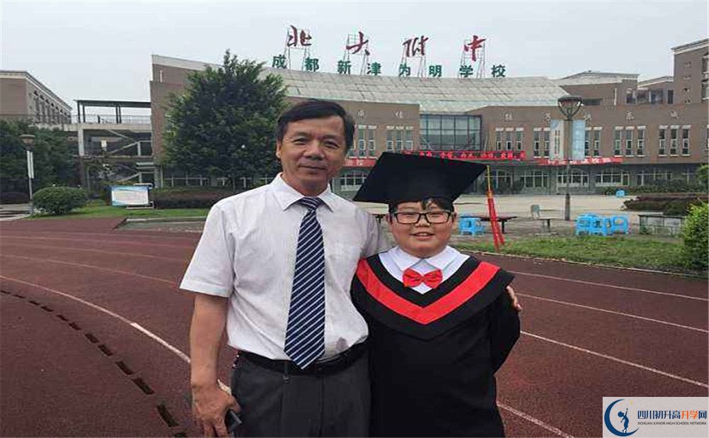 北大附中成都新津?yàn)槊鲗W(xué)校的學(xué)費(fèi)大概是多少？