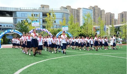 成都市泡桐樹中學的老師好不好？