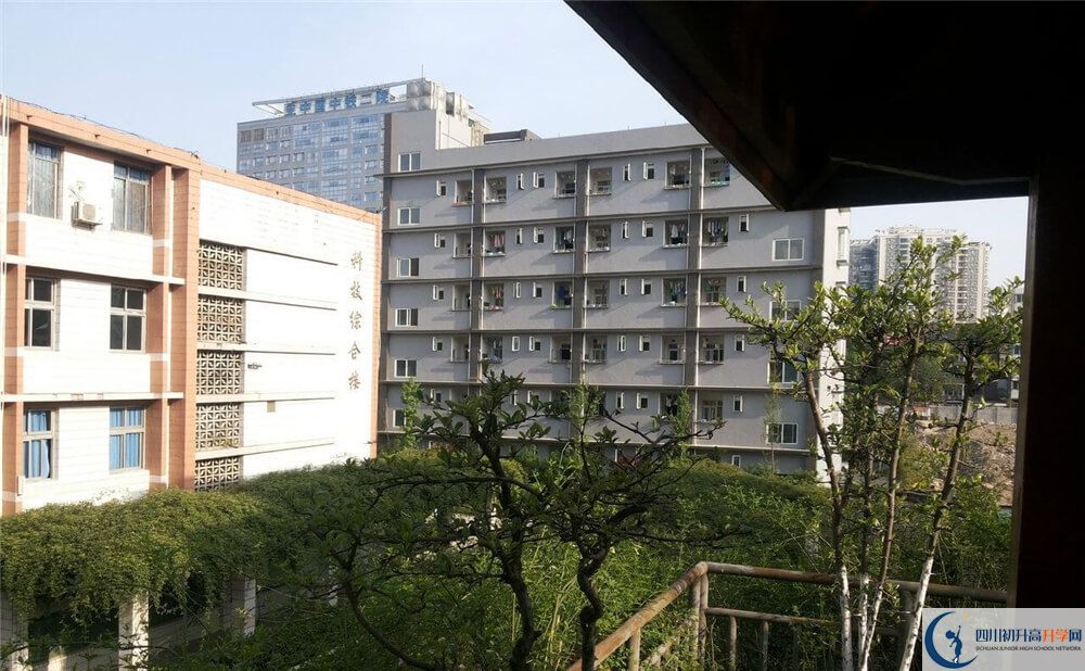 通錦中學(xué)一年的學(xué)費是多少錢？