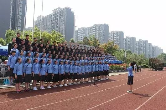 成都三十七中一年的學(xué)費(fèi)是多少？