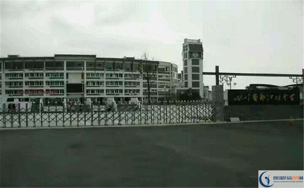 都江堰中學(xué)的初升高分?jǐn)?shù)線是多少？