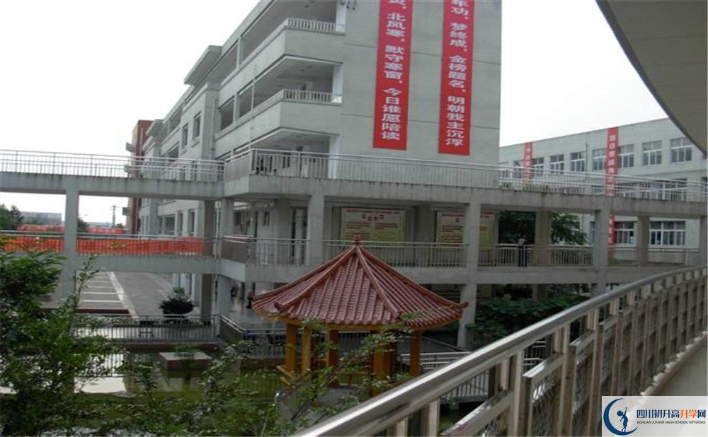 中考成都市龍泉中學(xué)的招生分?jǐn)?shù)線(xiàn)是多少？