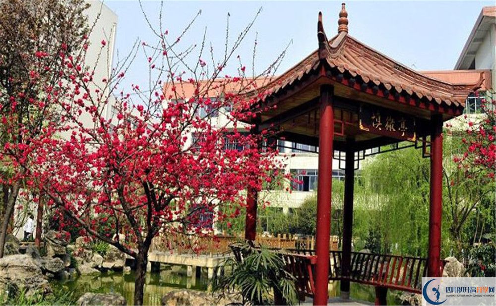 蜀城中學(xué)一年的學(xué)費是多少？