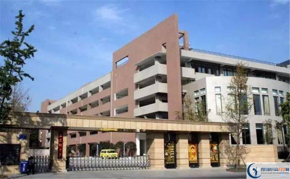 成都市田家炳中學(xué)的高中住宿好不好？