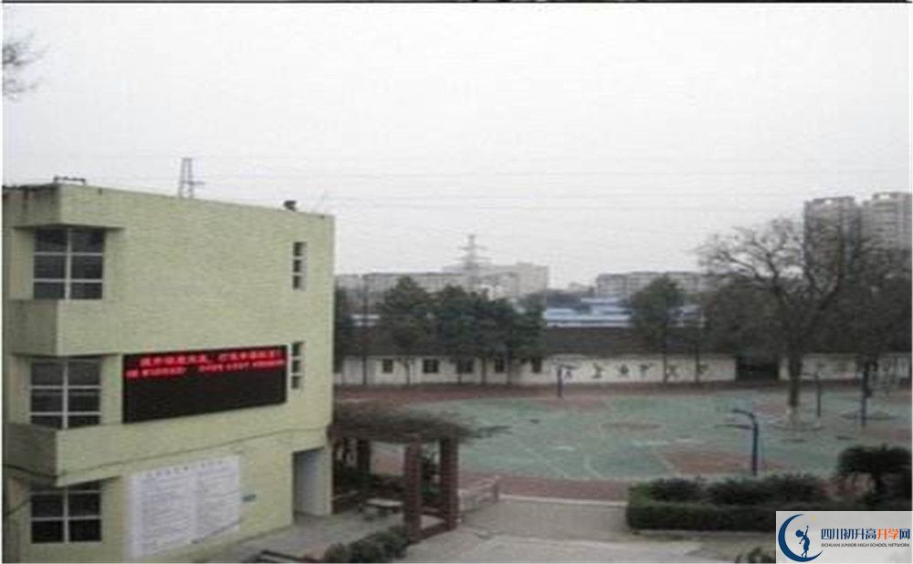 成都市第三十三中學(xué)一學(xué)期的學(xué)費是多少？