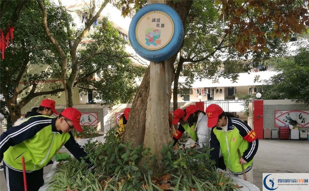 養(yǎng)馬中學(xué)一學(xué)期的學(xué)費(fèi)是多少？