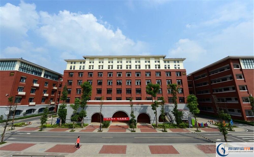 新都一中一學(xué)期的學(xué)費(fèi)是多少？