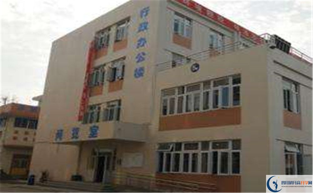 蜀城中學(xué)一學(xué)期的學(xué)費(fèi)是多少？