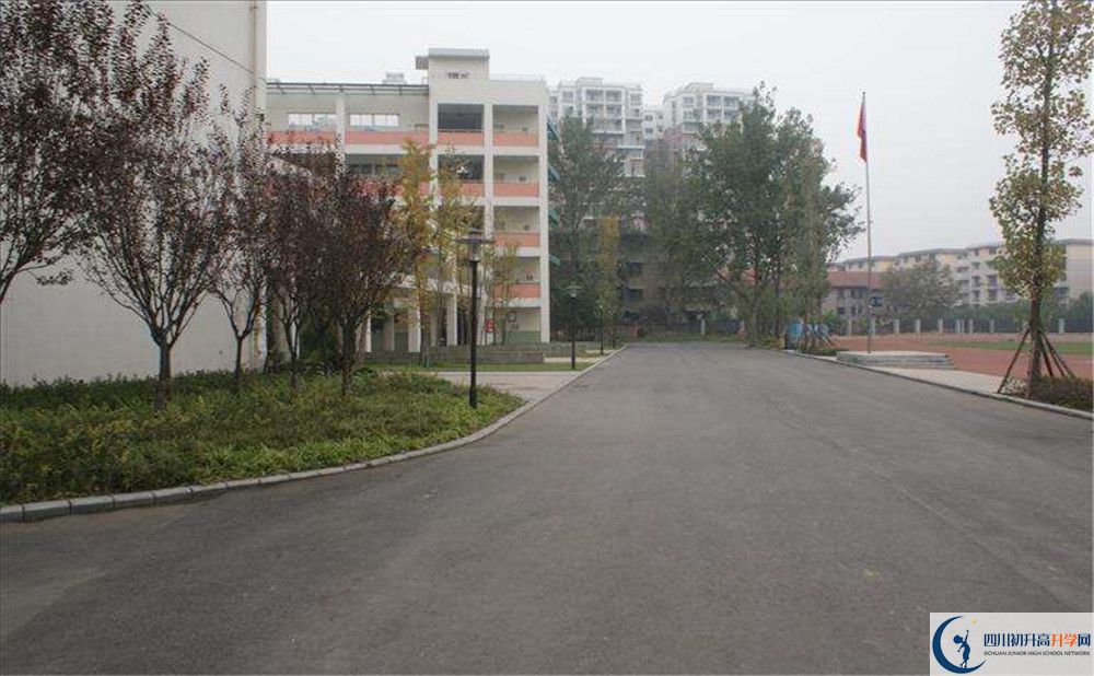 考四川師范大學(xué)附屬中學(xué)的分?jǐn)?shù)線是多少？