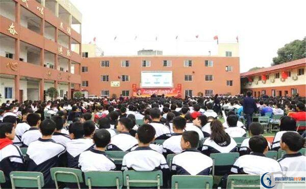 考成都文武學校的分數(shù)線是多少？