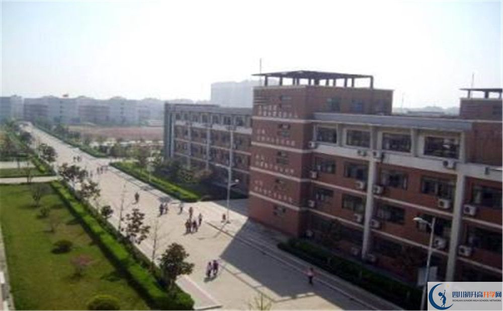 都江堰中學(xué)的學(xué)費(fèi)一期是多少？