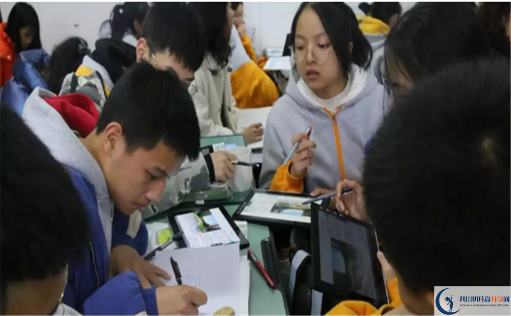 洛帶中學(xué)的學(xué)費(fèi)一期是多少？