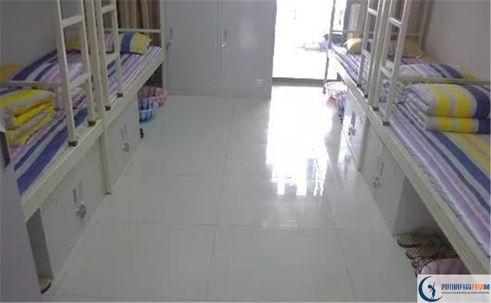 成都市第三中學住宿費用是多少？