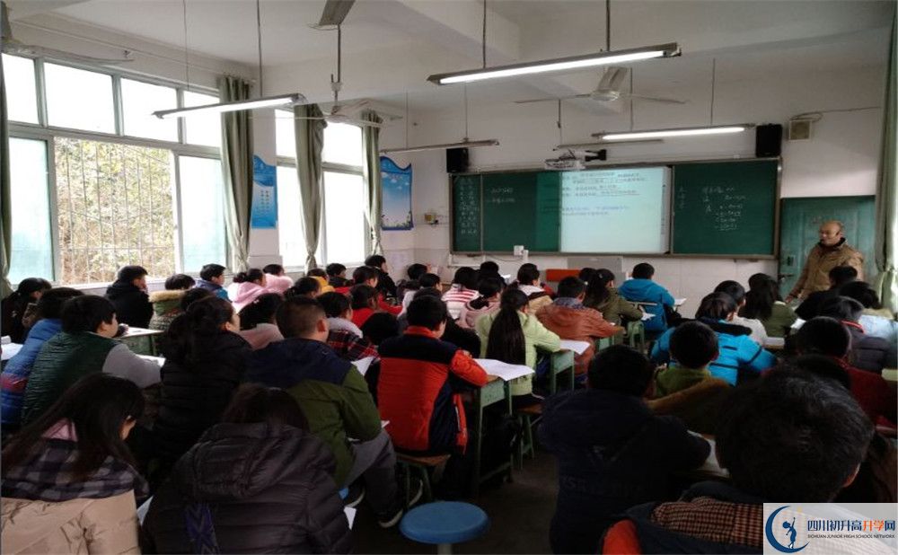 成都市田家炳中學(xué)初升高向外地招生嗎？
