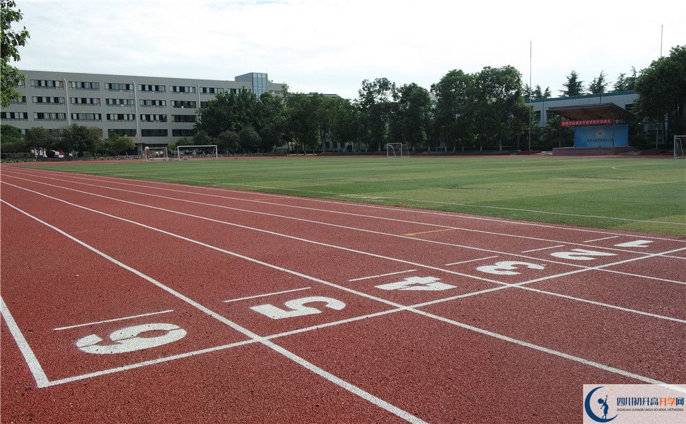 成都大學附屬中學住宿費用是多少？
