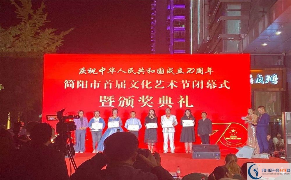石橋中學(xué)高一多久放一次假？					
