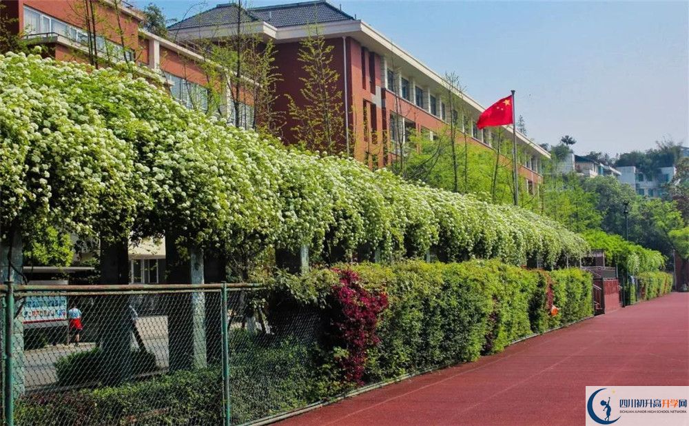 成都七中八一學校的高中住宿怎么樣？