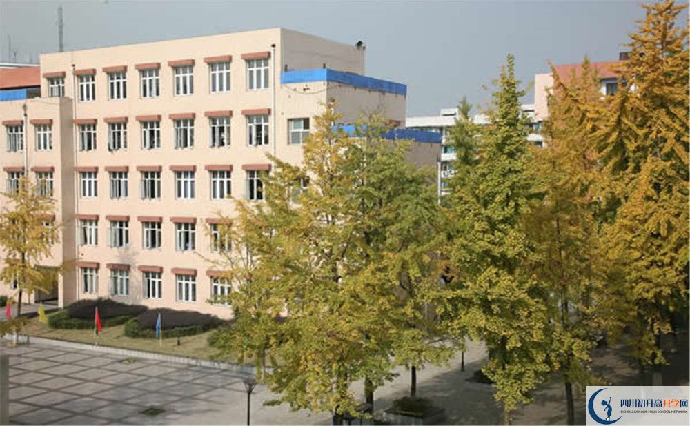 成都西藏中學(xué)的高中住宿怎么樣？