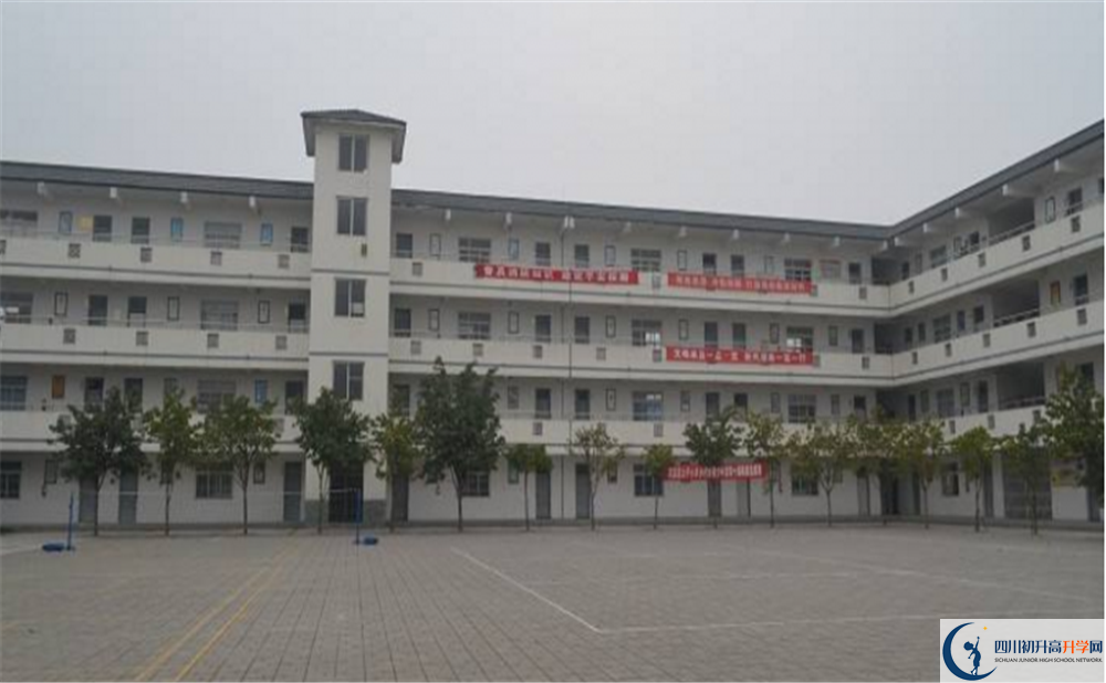 成都市太平中學(xué)的高中住宿怎么樣？