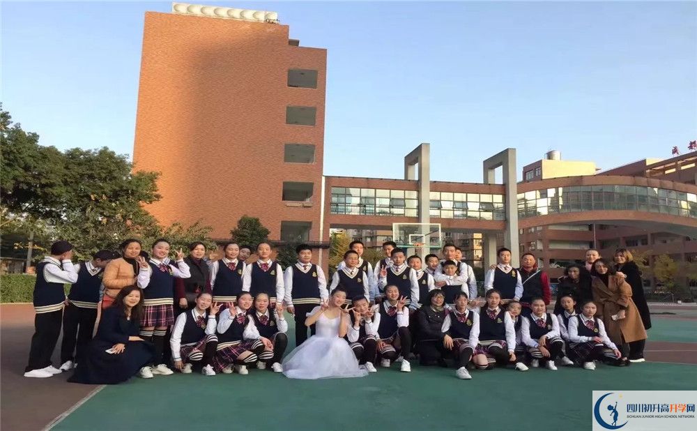 成都十二中（四川大學附屬中學）是私立收費嗎？