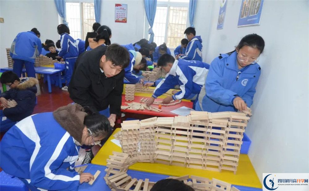 成都華西中學(xué)實(shí)驗(yàn)班人數(shù)是多少？