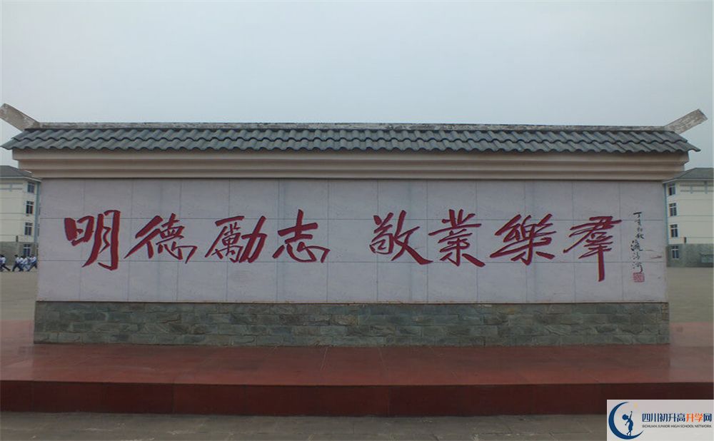 淮口中學是私立收費嗎？