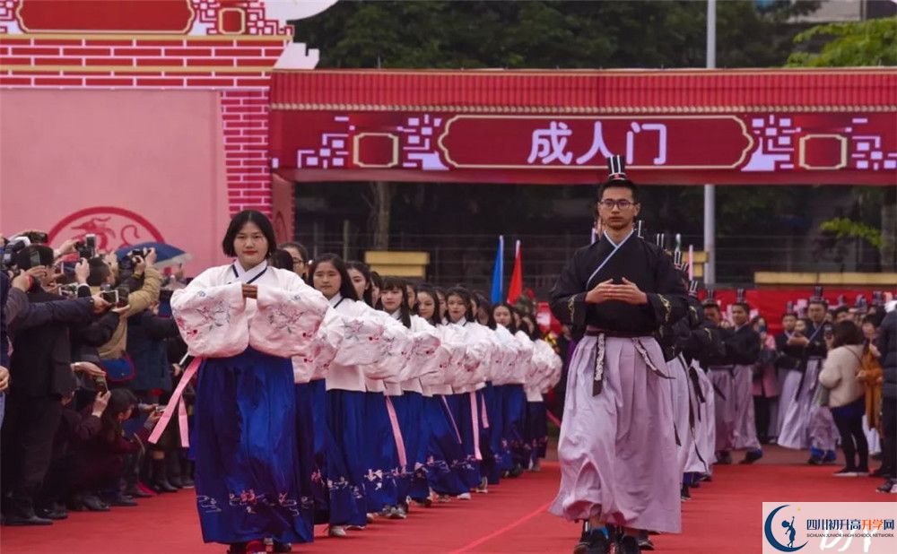 成都七中萬達(dá)學(xué)校在校學(xué)生總?cè)藬?shù)是多少？