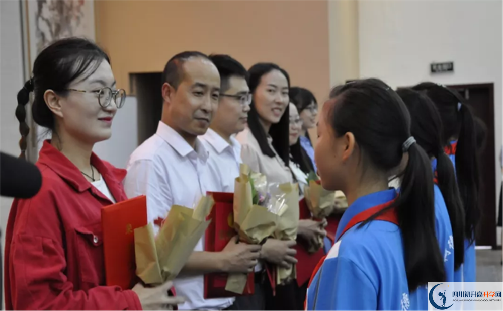 川化中學(xué)在校學(xué)生總?cè)藬?shù)是多少？