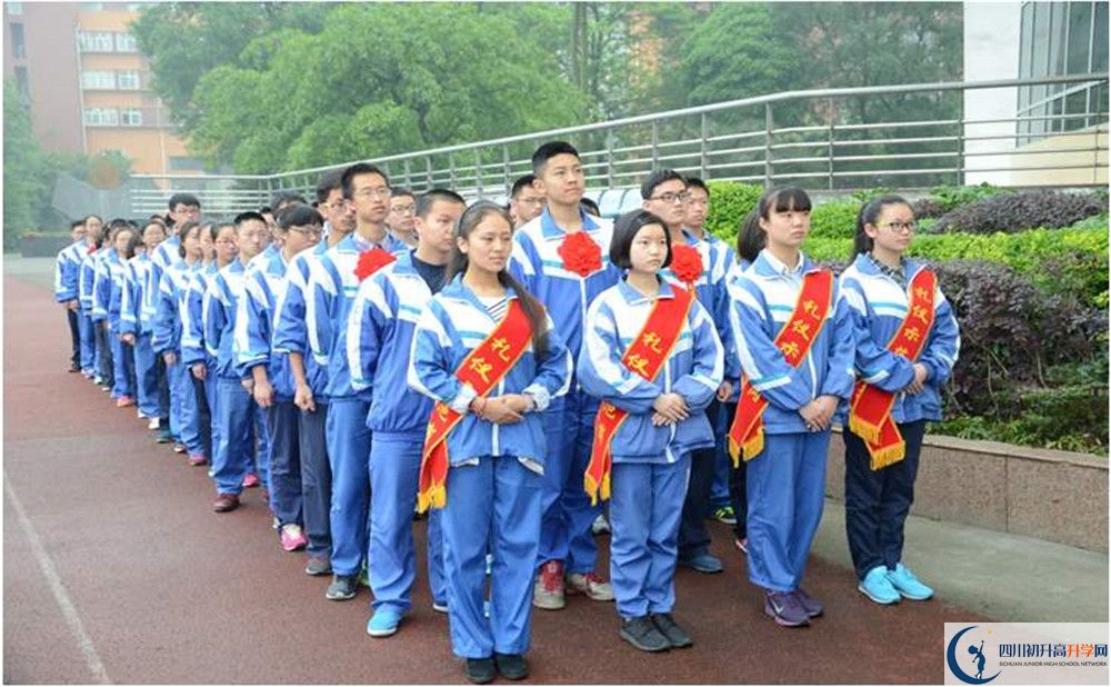 溫江中學(xué)在校學(xué)生總?cè)藬?shù)是多少？