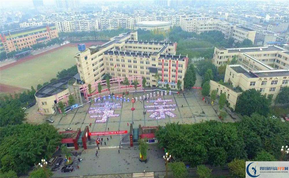 溫江二中在校學(xué)生總?cè)藬?shù)是多少？