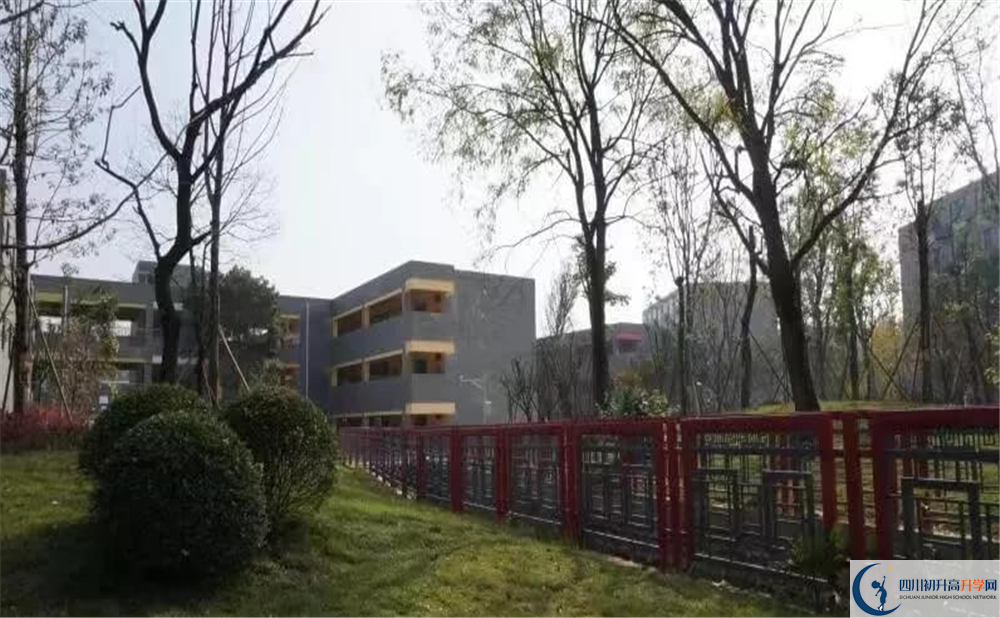 成都華西中學(xué)2020年學(xué)費是多少？